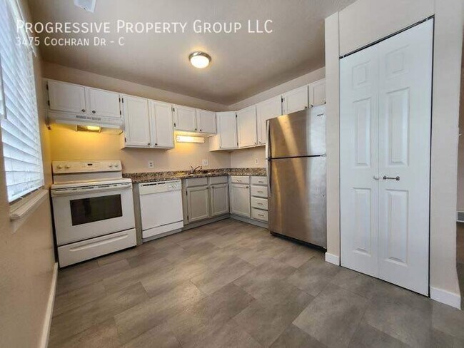 Foto del edificio - 2-Bedroom Apartment: Modern Upgrades, Conv...