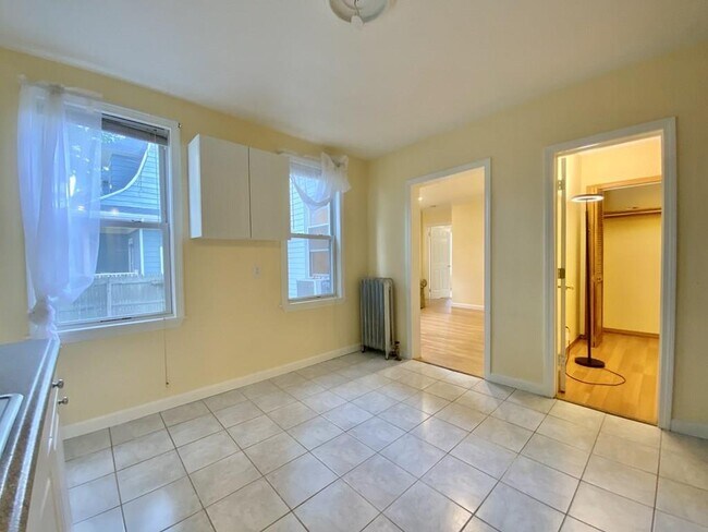 Foto del edificio - 7 Bartlett Ave