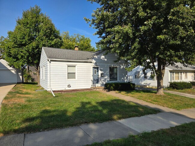 Building Photo - 3 Bedroom Cedar Falls House