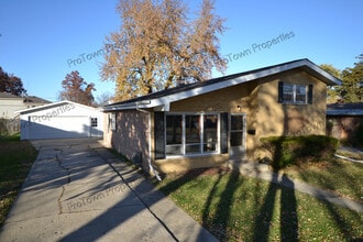 Building Photo - 2205 Tamarack Dr