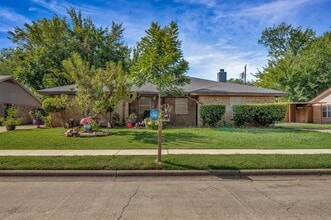 Building Photo - 808 Windcrest Dr