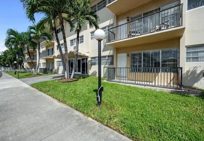Foto del edificio - 1400 NE 169th St