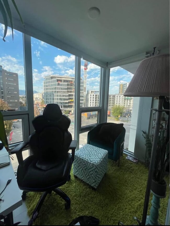 Building Photo - 180 2nd Av E