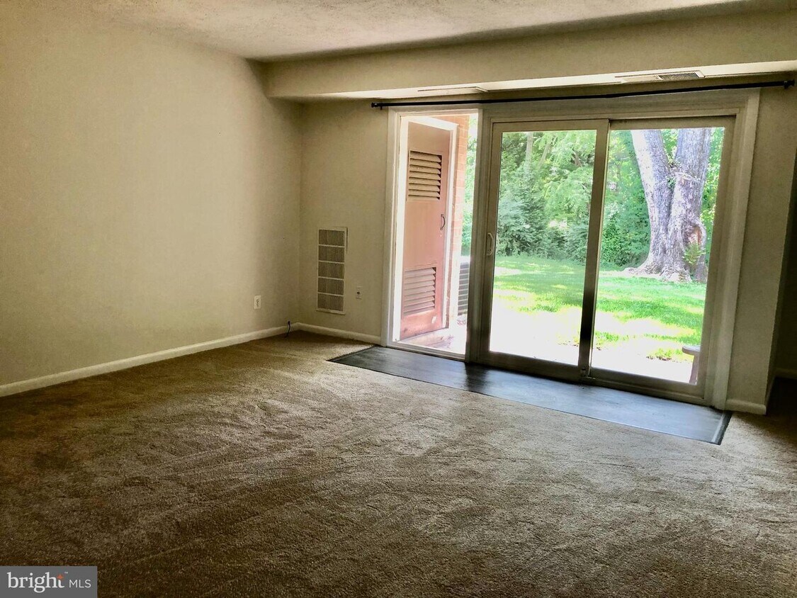 3874 Lyndhurst Dr Unit 101, Fairfax, VA 22031 Room for Rent in