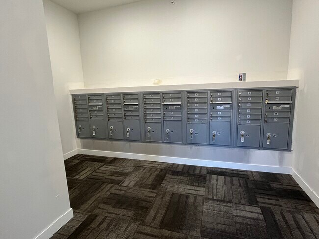 Sala de correo interior - Alice Place Monroe