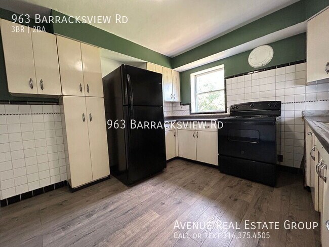 Foto del edificio - 963 Barracksview Rd