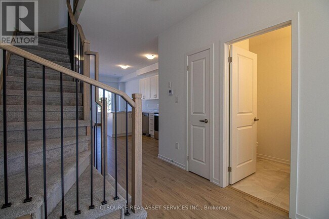 Building Photo - 14 Bateson St