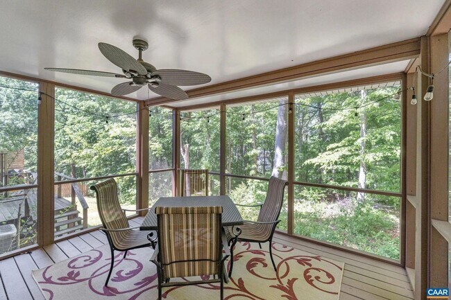 Building Photo - Lovely 3BR end unit townhouse