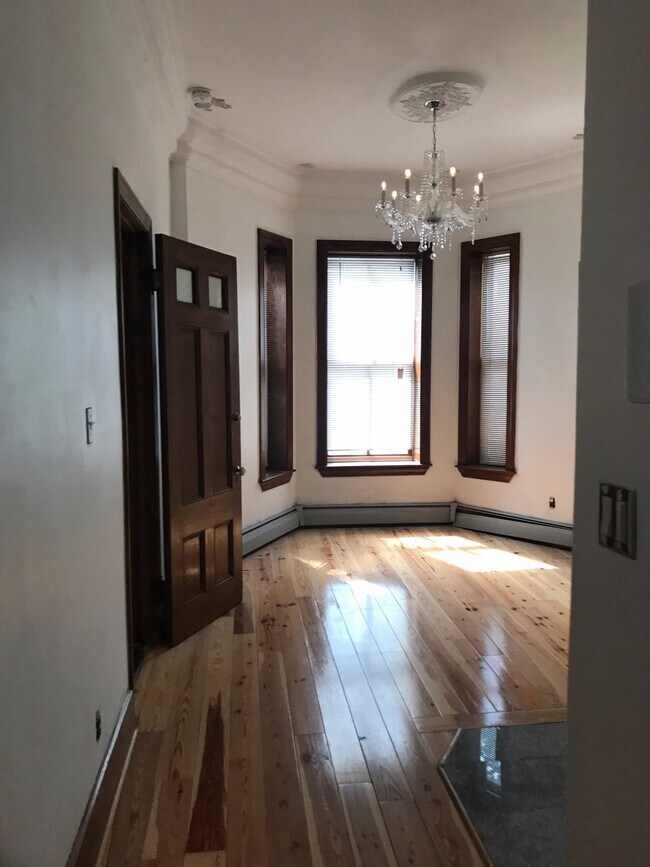 Building Photo - 10 Millmont St