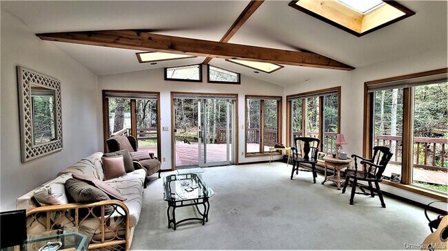 Foto del edificio - 52 Medallion Rd