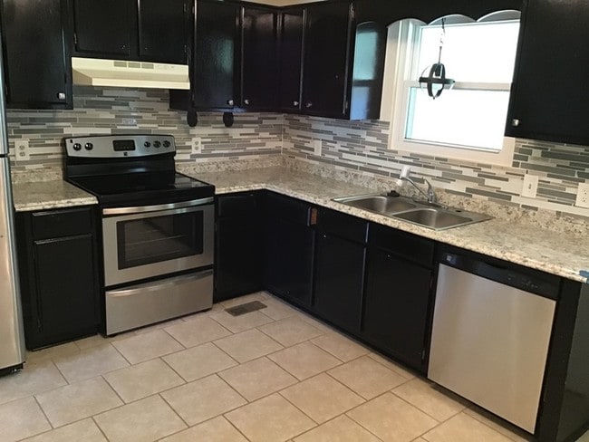 Building Photo - 3662 Meadowwood Dr