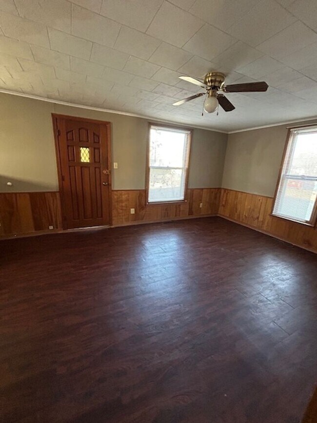 Building Photo - Cute 2 bedroom 1 bath home with shed