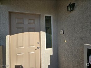 Building Photo - 2305 W Horizon Ridge Pkwy
