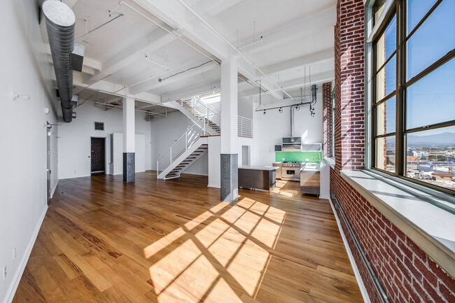 Foto del edificio - 1850 E Industrial St