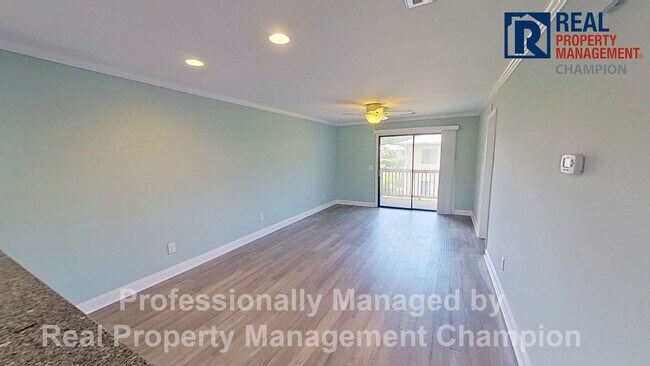 Foto del edificio - Beautiful Upper-Level Condo with Convenient Mid-Town Location