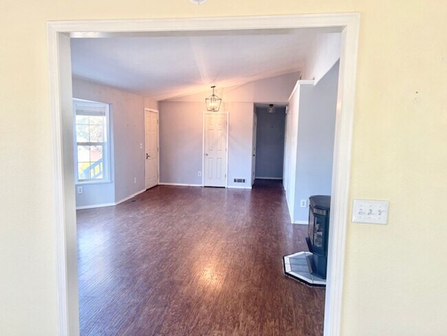 Building Photo - Serene & Spacious 4 bedroom on An Acre of ...