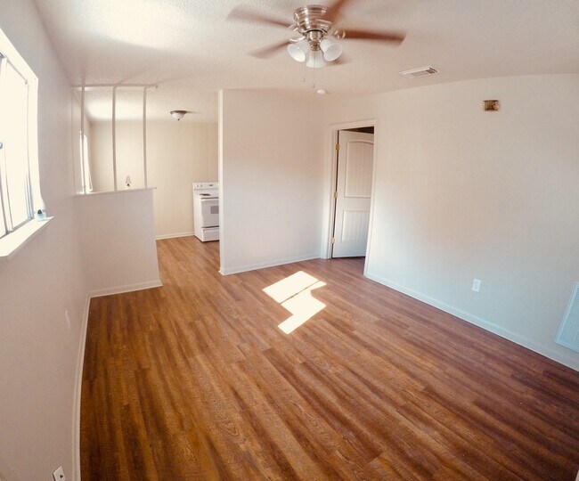 Building Photo - 918-920 JR Court