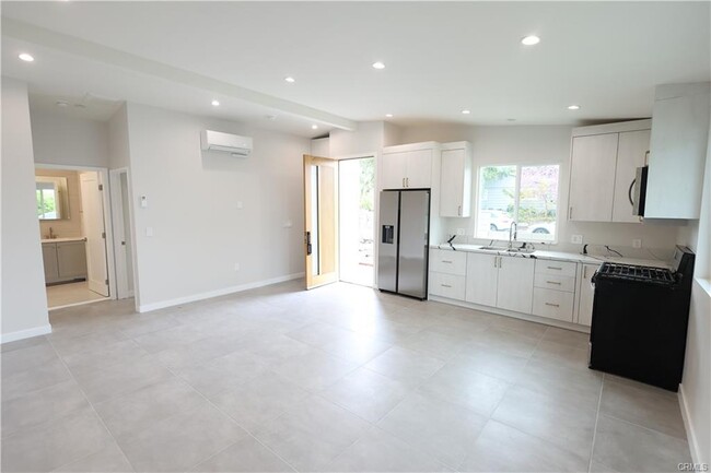 Building Photo - 10346 Mather Ave
