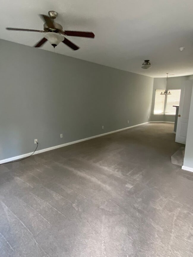 Building Photo - 3bedroom/2.5 bath Condo $1,495 -  Ready fo...
