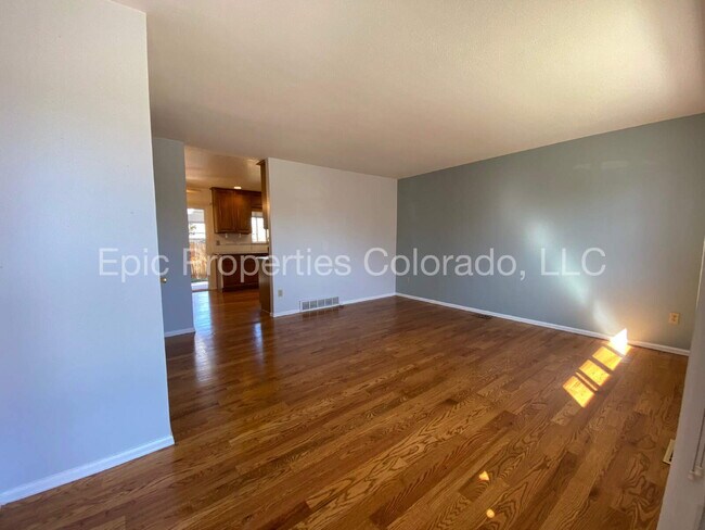 Foto del edificio - Pet-friendly Tri-Level Home with Large Backyard