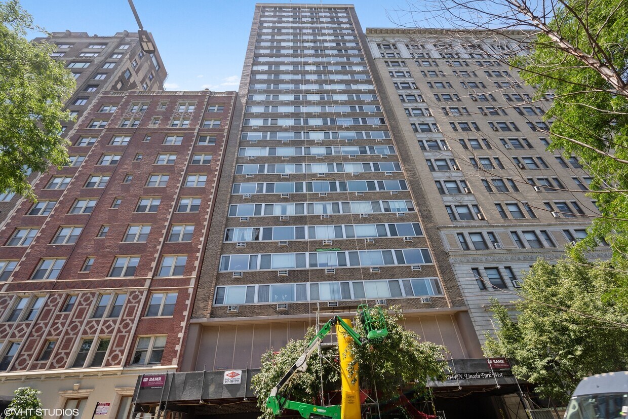 Primary Photo - 2144 N Lincoln Park W