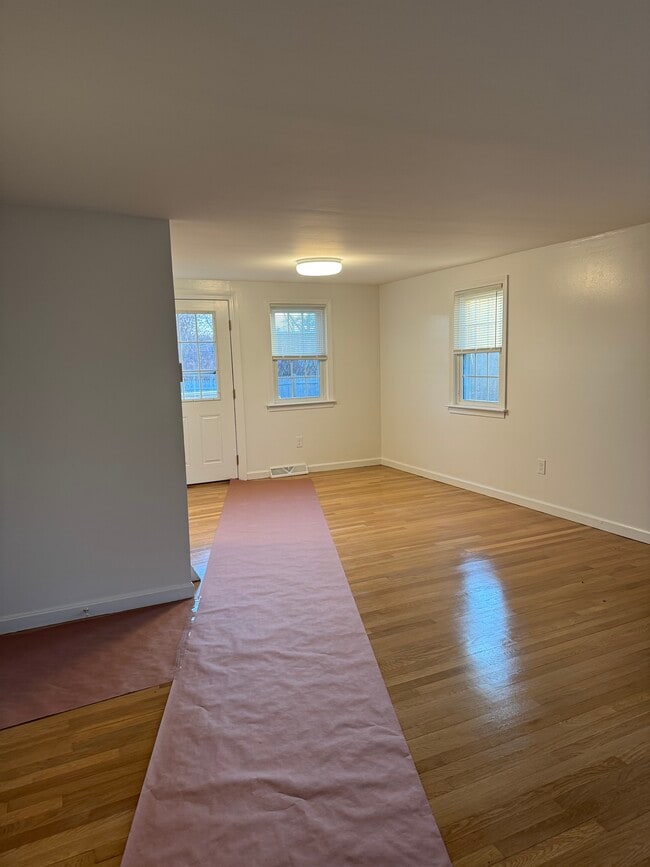 Building Photo - 14 Colonial Rd