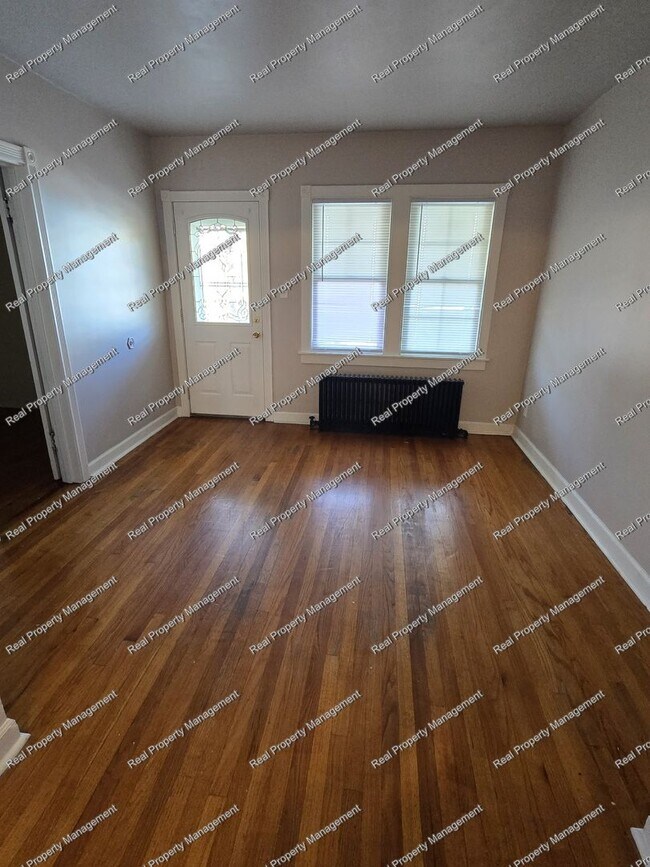 Building Photo - Freshly Painted 3 Bedroom