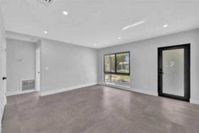 Building Photo - 4840 NE 5th Ave