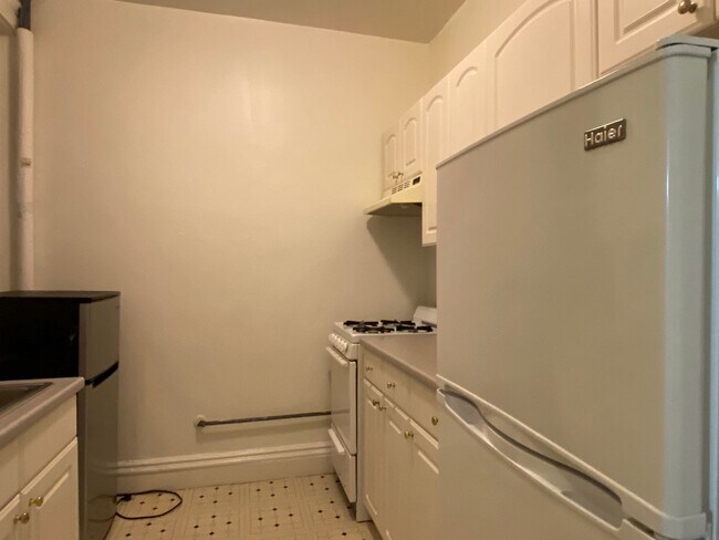 Foto del edificio - Nicely located studio near the Green Line.