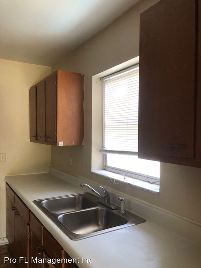 Building Photo - 3 br, 1 bath House - 2331 Hadley St