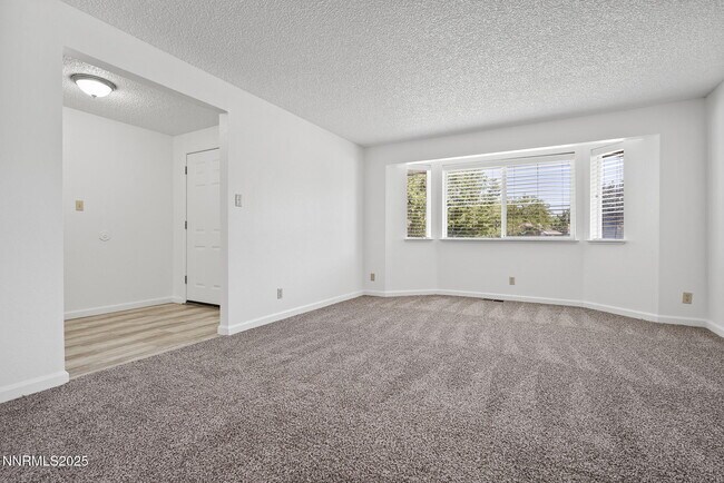 Foto del edificio - 600 Silver Lace Blvd