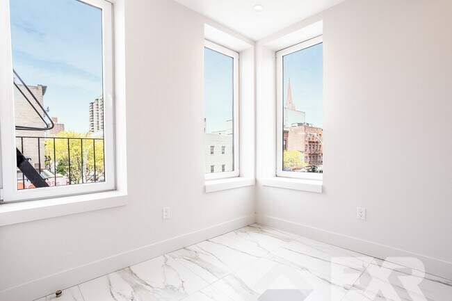 Building Photo - 130 Graham Ave