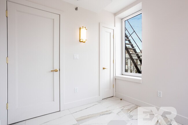 Building Photo - 130 Graham Ave