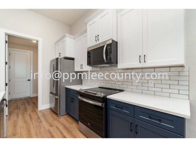 Foto del edificio - Brand new 4 bedroom 2 bath 3 car garage po...
