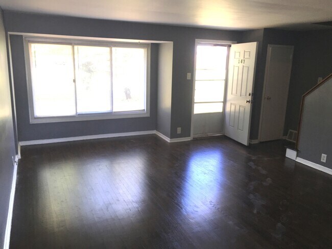 Building Photo - 143 Hemlock St