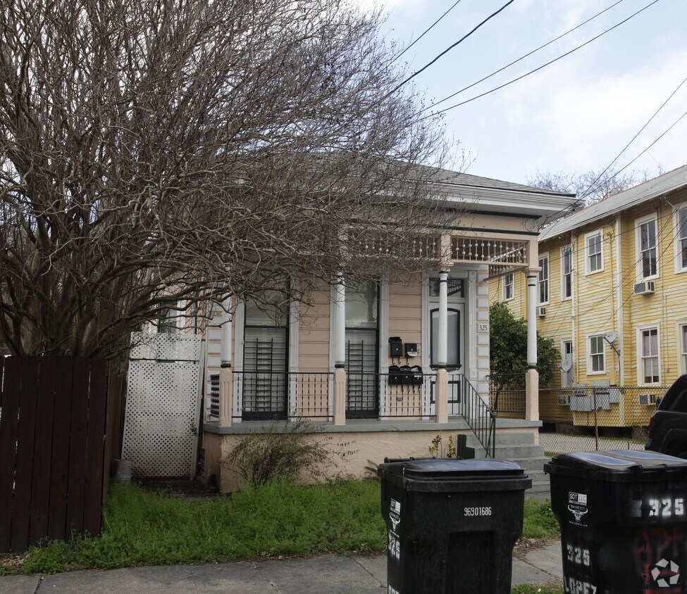 Building Photo - 325 S Lopez St