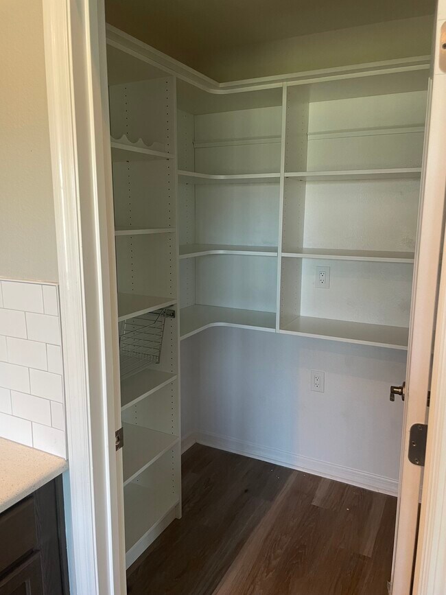 Building Photo - 2408 Woods Wy