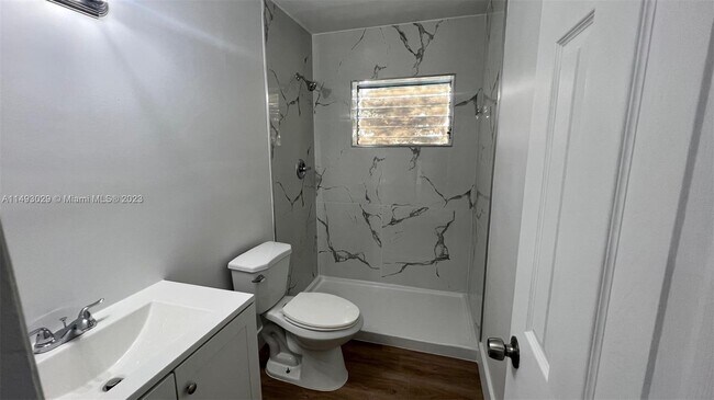 Foto del edificio - 2441 NW 13th St