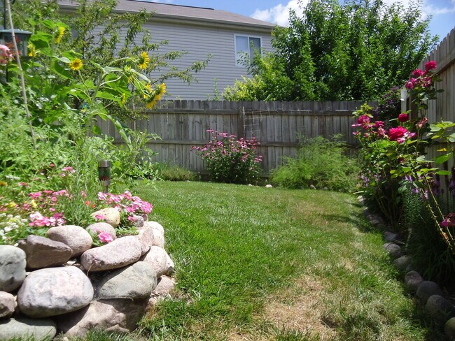 Foto del edificio - Coming Soon! Nearly Maintenance Free 3 Br ...