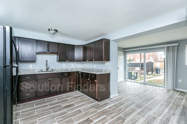 Building Photo - 2032 Kelmore Rd