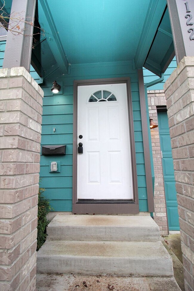 Building Photo - Bright and Cheery Newer Construction Home ...