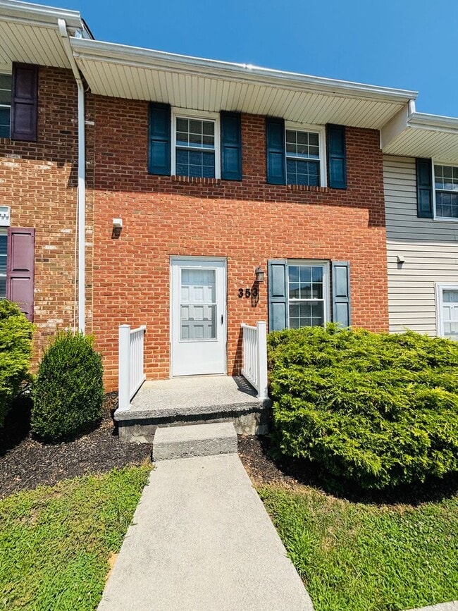 Building Photo - * RE-RENTAL AVAILABLE 1/7/26 * 2 Bedroom, 1.5 Townhouse