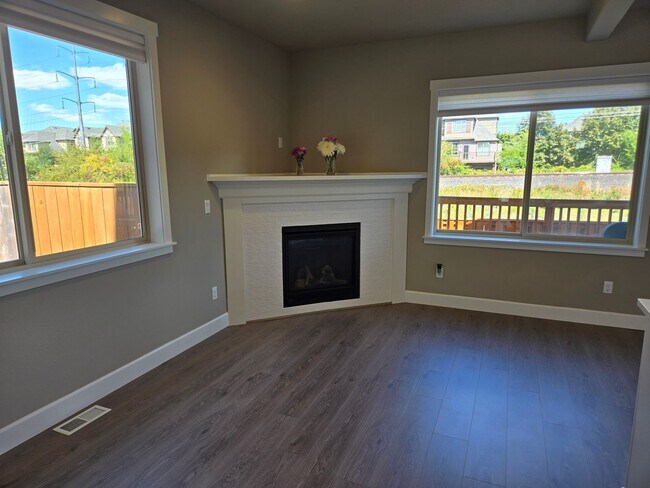 Foto del edificio - Terrific Orenco Station area 4 BR, 3.5 BA ...