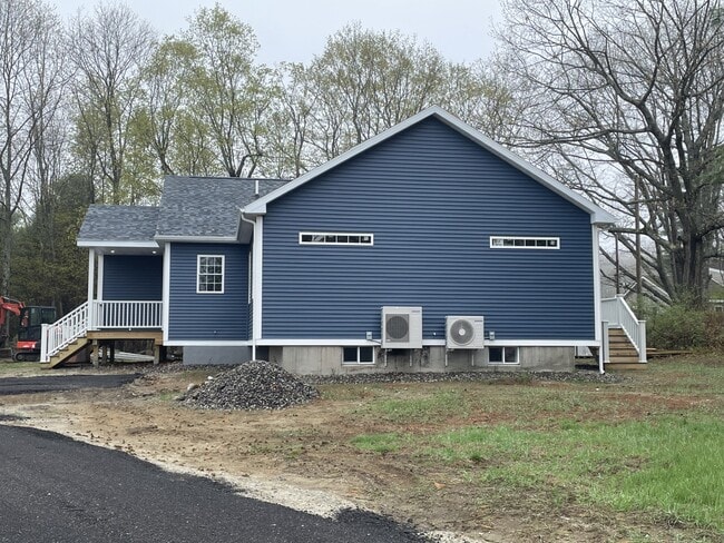Building Photo - 144 River Common Rd