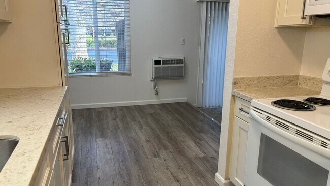 Foto del edificio - Spacious 2 bed/2 bath condo in Concord