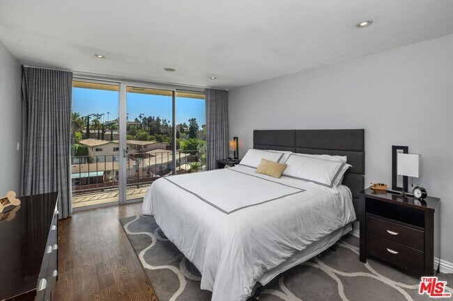 Foto del edificio - 2260 N Cahuenga Blvd