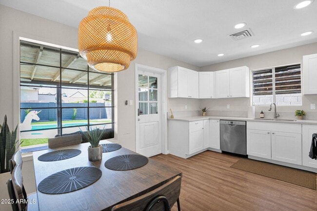 Building Photo - 4137 E Sells Dr