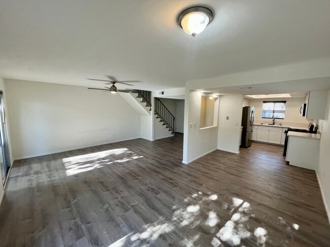 Building Photo - 2112 E Vista Way