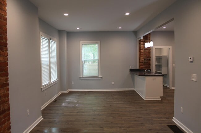 Building Photo - 932 Linwood Ave