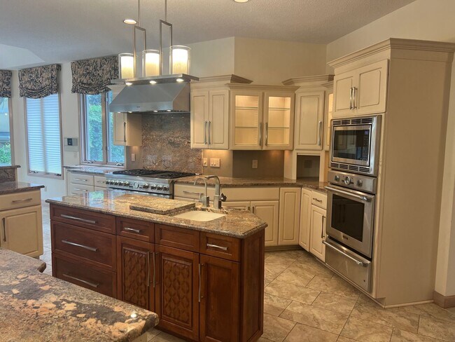 Building Photo - Spectactular Home in Leamington - Walk to ...